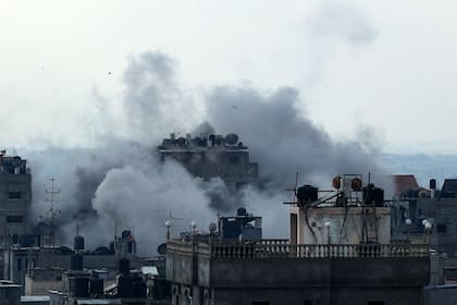 El humo se eleva sobre los edificios durante un ataque israelí en Rafah, cerca de la frontera con Egipto, en el sur de la Franja de Gaza, el 1 de diciembre de 2023