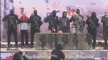 Hamás libera a los rehenes Tal Shoham y Avera Mengistu