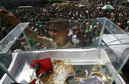 Hamás se financia también gracias a los donativos que recauda enetre palestinos, como en esta colecta realizada en GAza en 2006, pero también en otras partes del mundo.