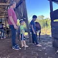 Su hijo se accidentó camino a la escuela y se juntó con otros padres para construir una más cerca