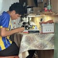 Sus papás trabajan en la cosecha para que él estudie, él estudia para que ellos dejen de sufrir