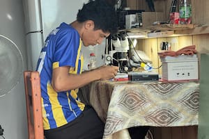Sus papás trabajan en la cosecha para que él estudie, él estudia para que ellos dejen de sufrir