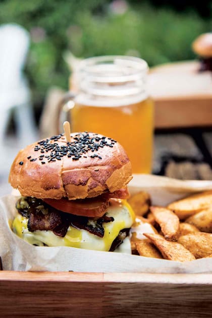 Hamburguesa con cerveza artesanal en Boca de Santo