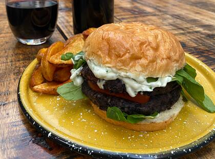 Hamburguesa veggie de porotos. Foto gentileza: Bierhof BA