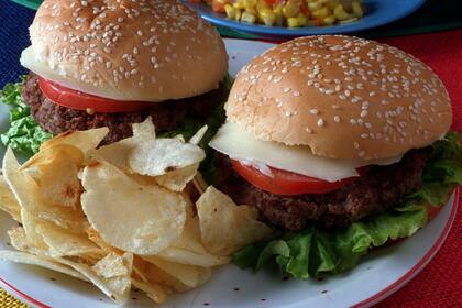 Hamburguesas con papas, una comida fuerte en grasas trans