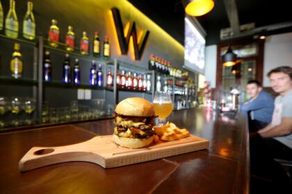Hamburguesas gourmet y variedad de cervezas