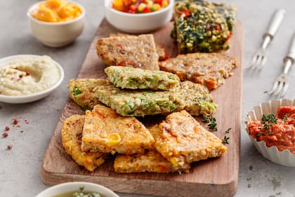 Hamburguesas vegetales en cuatro variedades: arvejas y brócoli; calabaza y choclo con semillas de chía; espinaca y pimientos; y lentejas y zanahorias con semillas de girasol.