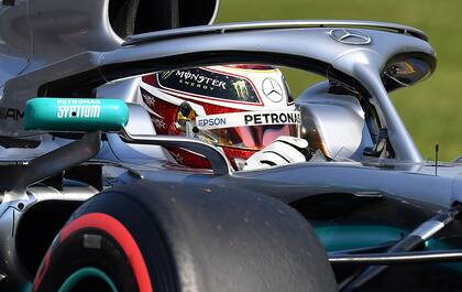 Hamilton, a bordo de su Mercedes.