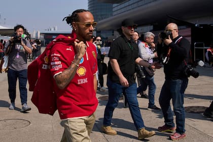 Hamilton alerta que Ferrari necesita solucionar pronto la falta de rendimiento en su SF-25; suma apenas 15 puntos en tres fechas, incluida una carrera corta.
