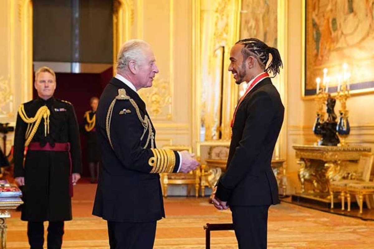 Hamilton conversa con el príncipe Carlos luego de la ceremonia de condecoración
