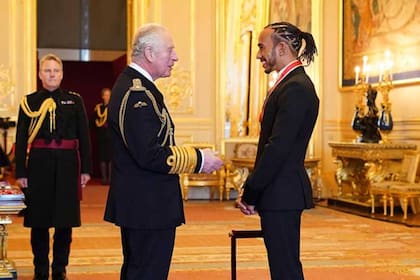 Hamilton conversa con el príncipe Carlos luego de la ceremonia de condecoración