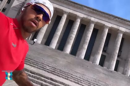 Hamilton corriendo frente a la facultad de Derecho