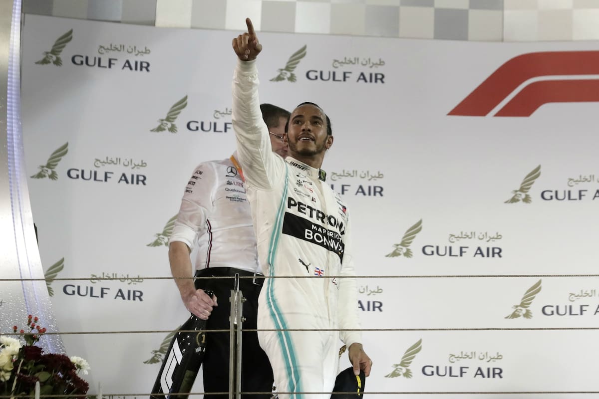 Hamilton, en lo más alto del podio; el británico rompió el dominio de Ferrari en Bahrein