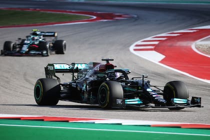 Hamilton encabezó los entrenamientos iniciales del viernes, pero fue superado en los finales.