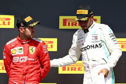 Hamilton invita a Vettel a subir al primer lugar del podio en Canadá. El alemán lo mira