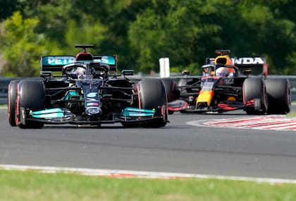 Hamilton luchando en la pista con Verstappen, que fue noveno en esa carrera de Hungría. Ambos pelearon el campeonato 2021 hasta la última vuelta en Abu Dhabi y festejó Max