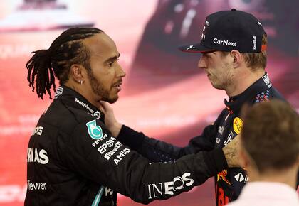 Hamilton saluda a Max Verstappen, tras la definición del GP de Abu Dhabi