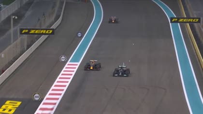 Hamilton sobrepasa a Checo Pérez, que permitió que Verstappen le descuente mucho tiempo al británico