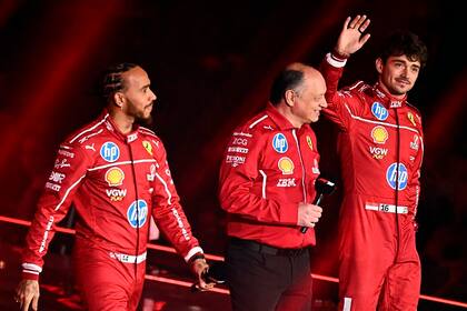 Hamilton, Vasseur y Leclerc, a gusto en la presentación de la temporada; apenas diez fechas después, Ferrari no funciona y no consigue revertir la situación.