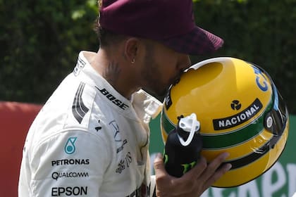 Hamilton y el casco de Senna; el inglés siempre tuvo al brasileño como su inspirador