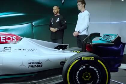 Hamilton y Russell hablan durante la presentación del nuevo Mercedes