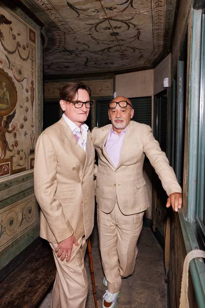 Hamish Bowles, editor en jefe de The World of Interiors, y el diseñador Christian Louboutin