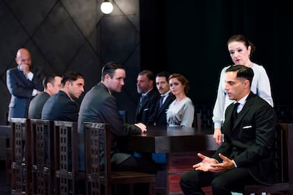 Luis Ziembrowski de pie, en la cabecera de la mesa, durante la exitosa puesta de Hamlet en el Teatro San Martín, que tuvo como protagonista a Joaquín Furriel