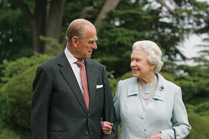 HAMPSHIRE, ENGLAND - UNDATED: In this image, made available November 18, 2007, HM The Queen Elizabeth II and Prince Philip, The Duke of Edinburgh re-visit Broadlands,  to mark their Diamond Wedding Anniversary on November 20. The royals spent their wedding night at Broadlands in Hampshire in November 1947,  the former home of Prince Philip's uncle, Earl Mountbatten. (Photo by Tim Graham/Getty Images)