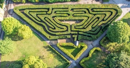 Hampton Court, el palacio que construyó Enrique VIII ostenta uno de los laberintos de jardín más antiguos. Su formato trapezoidal sirvió de inspiración a muchos otros.