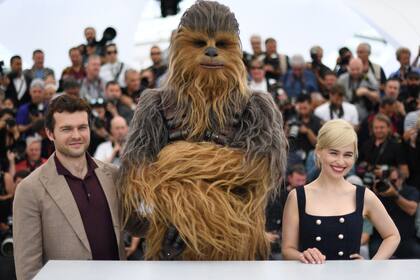 Alden Ehreinreich, Chewbacca y Emilia Clarke, en el photocall de Cannes