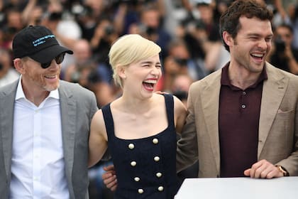 El director Ron Howard (con una gorra con el texto que le dio inicio a "Star Wars") junto a sus dos estrellas en la presentación del film; Howard, muy amigo de George Lucas, reemplazó a los directores originales del film cuando fueron despedidos de la producción