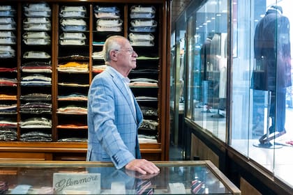 Han vestido de etiqueta al escritor Jorge Luis Borges, ex presidentes, entre ellos, a Raúl Alfonsín y Carlos Menem y varios ministros.