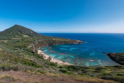 Hanauma Bay se localiza a unos 16 kilómetros al este del centro de Honolulu, Hawaii