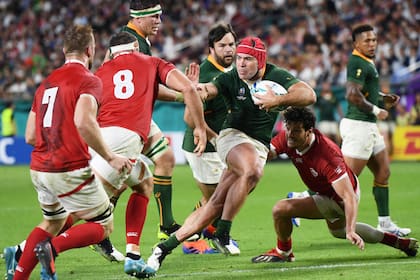 Hand off de Brits a un canadiense; el hooker sudafricano es feroz en la cancha pero gentil con los alcanzapelotas.