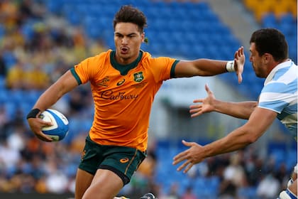 Hand off de Jordan Petaia a Juan Martín González; el ataque australiano fue demasiado para la defensa argentina en Gold Coast.