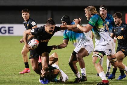Hand-off del capitán de Jaguares XV, Tomás Cubilla, que además es tackleado abajo; en el cierre de la primera mitad de la etapa regular de la Superliga Americana de Rugby, el equipo argentino se recuperó frente a Cobras Brasil XV.