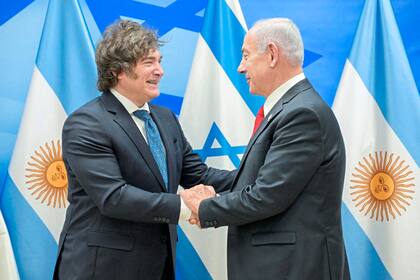 HANDOUT - 10 June 2025, Israel, Jerusalem: Israeli Prime Minister Benjamin Netanyahu (R) shakes hands with with Argentine President Javier Milei at the Prime Minister's Office in Jerusalem. Photo: Ma'ayan Toaf/GPO/dpa - ATTENTION: editorial use only and only if the credit mentioned above is referenced in full