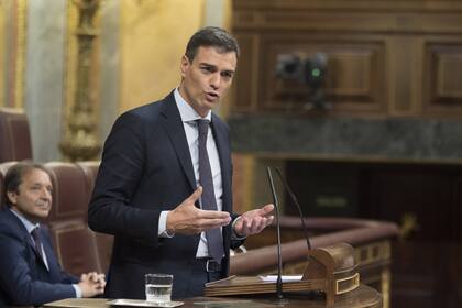 HANDOUT - El secretario general del Partido Socialista Obrero español, Pedro Sánchez, habla el 01/06/2018 en Madrid, España, durante la sesión en la que previsiblemente se destituirá al presidente del Gobierno, Rajoy, después de que el líder socialista lograra los apoyos parlamentarios para ponerse