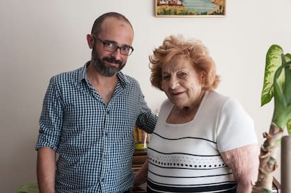 Hanka junto al escritor Alejandro Parisi