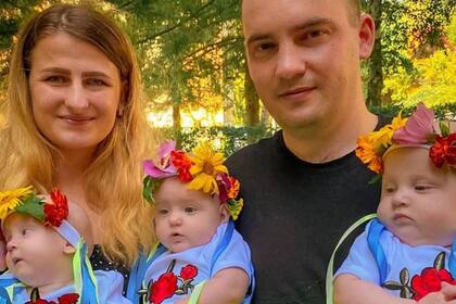 Hanna, Andriy y sus tres hijas, que nacieron cuando las tropas rusas invadieron Ucrania en 2022.