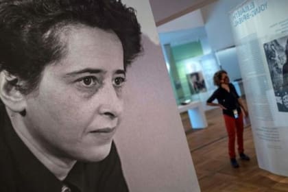 Hannah Arendt acuñó el concepto de "la banalidad del mal" para describir la máquina de exterminio nazi.