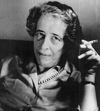 Hannah Arendt huyó de Alemania y luego de Francia porque era judía. Mantuvo un romance con Martín Heidegger
