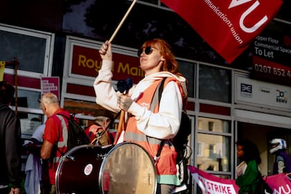 Hannah Carroll, una trabajadora del  servicio postal británico con base en en la oficina de entregas de Whitechapel en Londres, durante una protesta el 26 de agosto pasado