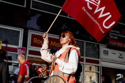 Hannah Carroll, una trabajadora del servicio postal británico con base en en la oficina de entregas de Whitechapel en Londres, durante una protesta el 26 de agosto pasado
