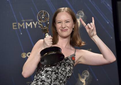 Hannah Einbinder ganó su primera estatuilla por Hacks