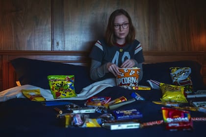 Hannah Einbinder interpreta a una joven directora de cine que intenta revitalizar una saga del terror de los 90