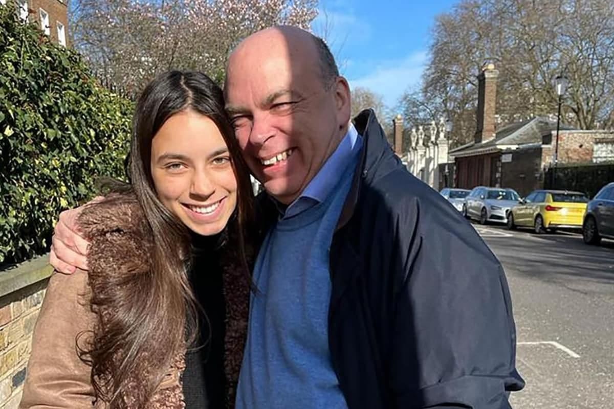 Hannah Lynch, junto a su padre, Mike Lynch