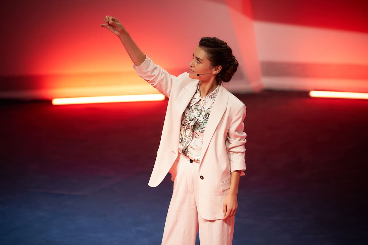 Hannah Ware como Rebecca, la creadora de The One, compañía que afirma encontrar al alma gemela a través del ADN en la serie de Netflix