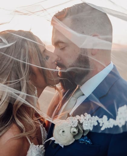 Hannah y Chandler recién casados