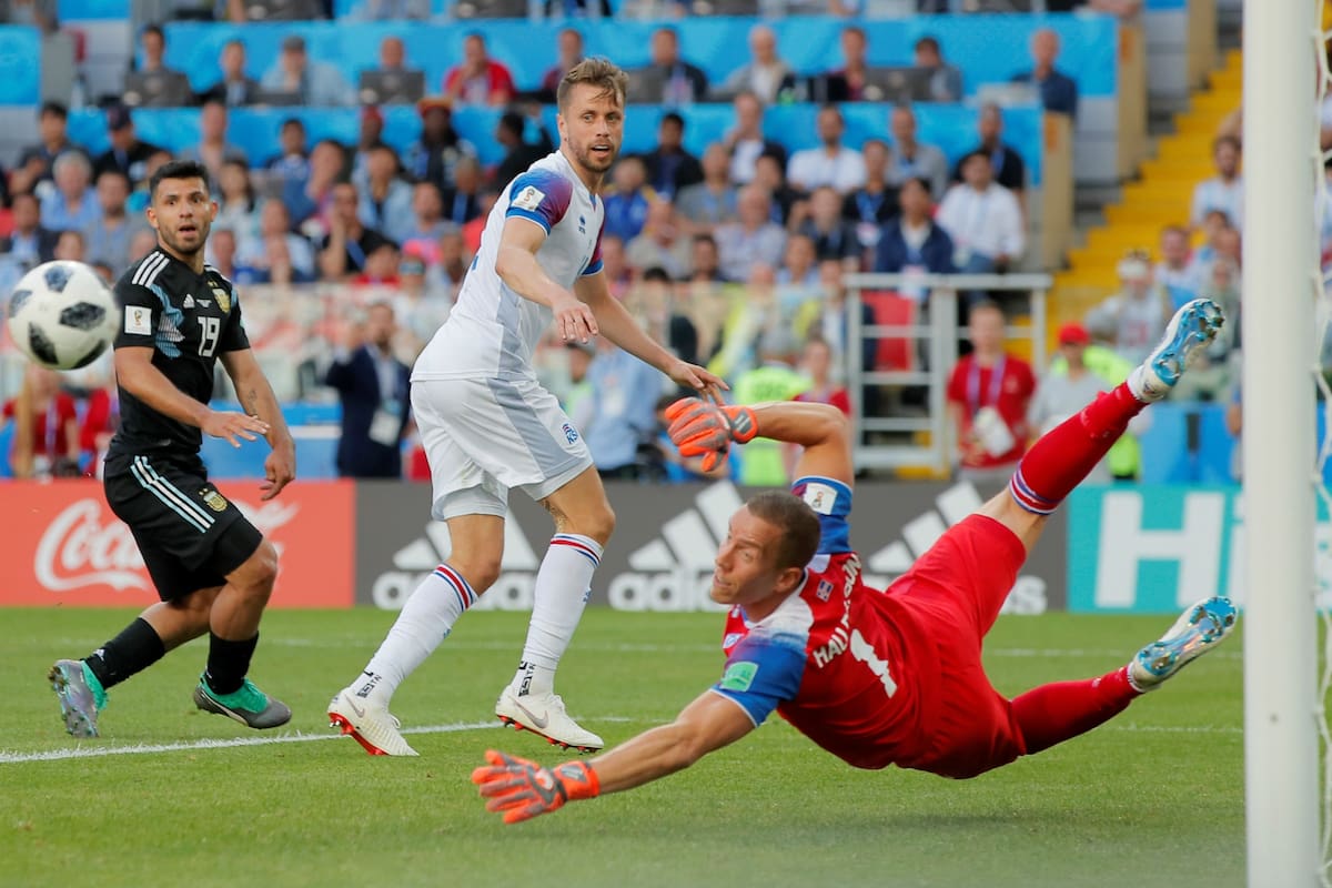 Hannes Halldórsson va abajo y evita un gol argentino